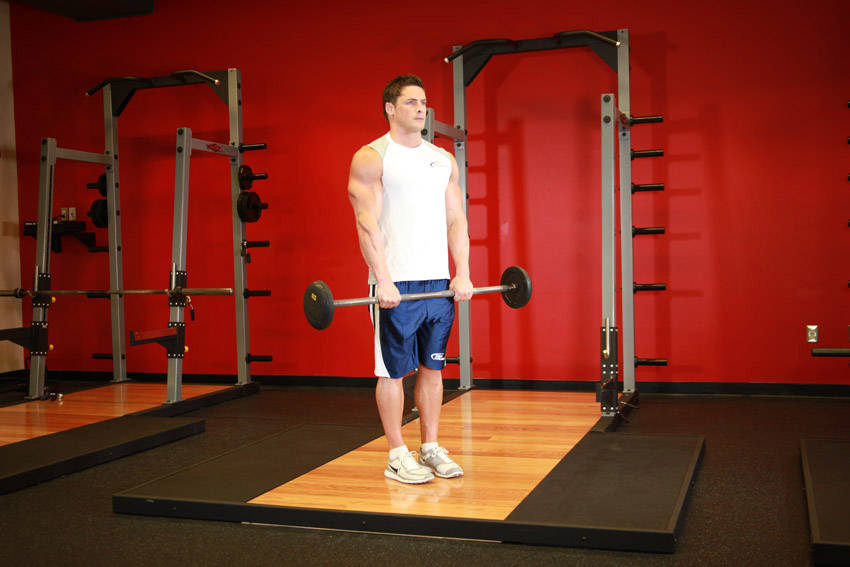 Curl inverso con barra: técnica para braquiorradial y antebrazo — posición inicial