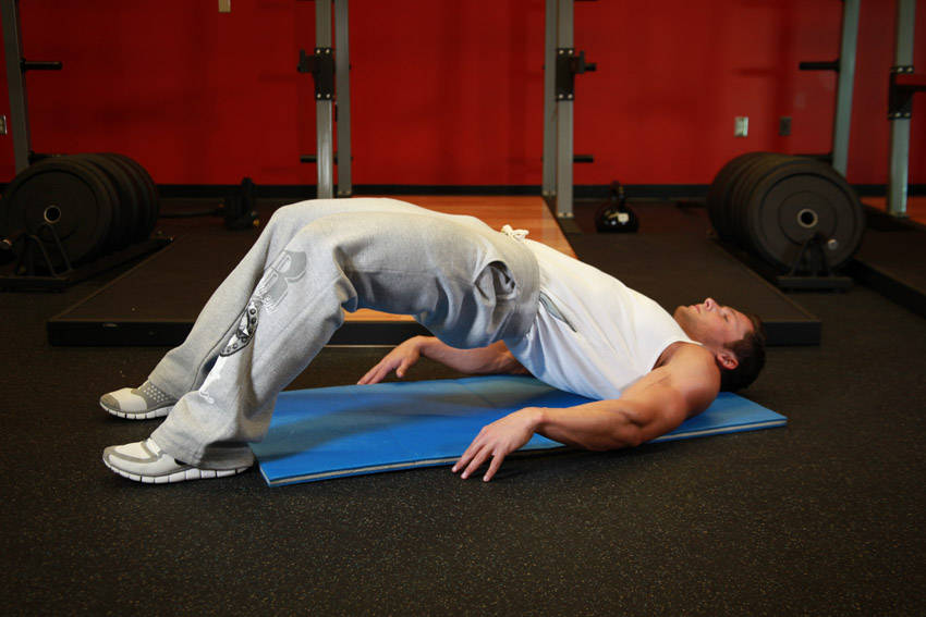 Puente de glúteo: técnica, diferencia con el hip thrust y errores — posición final