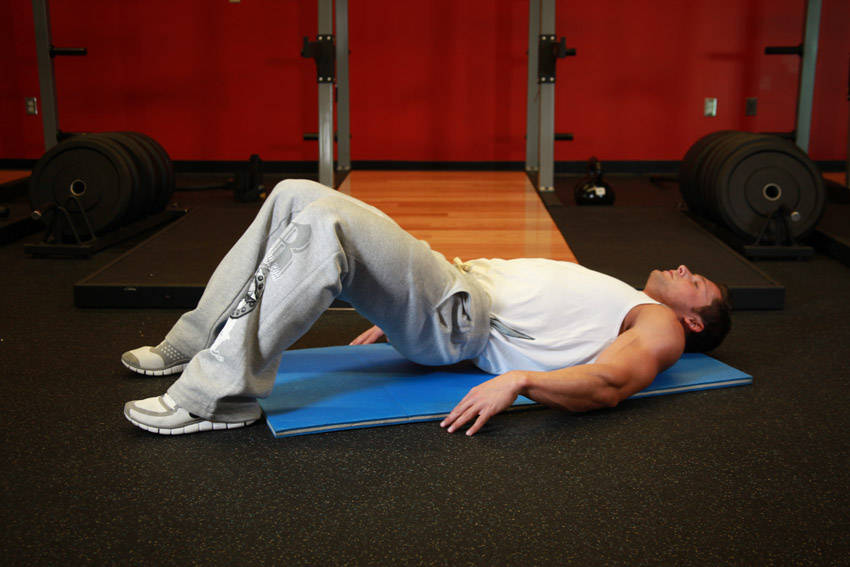 Puente de glúteo: técnica, diferencia con el hip thrust y errores — posición inicial